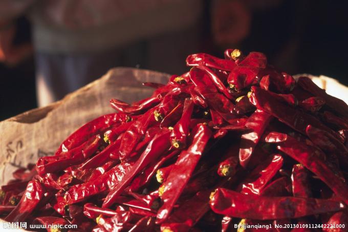 Καρυκεύματα πρώτης ύλης του κόκκινου πιπεριού για το πικάντικο πετρέλαιο τσίλι