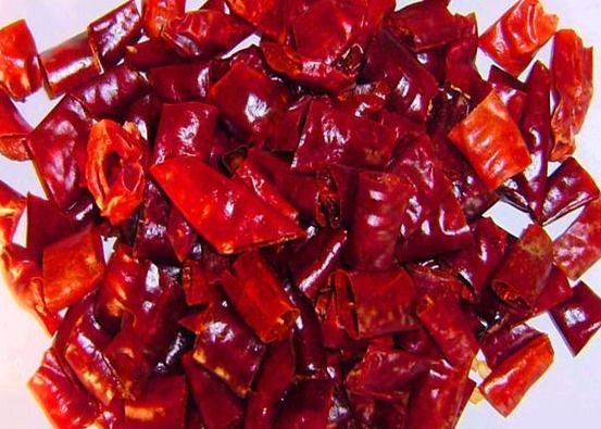 Νιφάδες πιπεριών τσίλι υγρασίας κόκκινων πιπεριών 8% 1.5CM ξηρές συντριμμένες